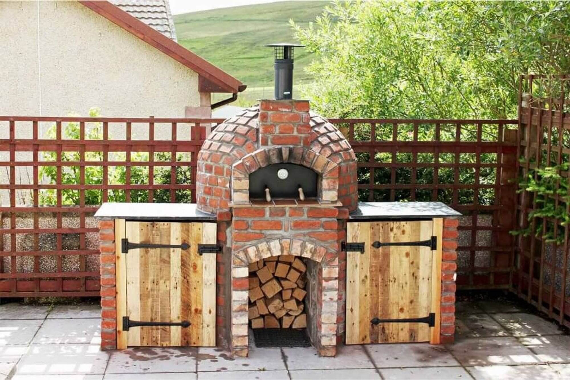 An outdoor pizza oven with the ideal materials used